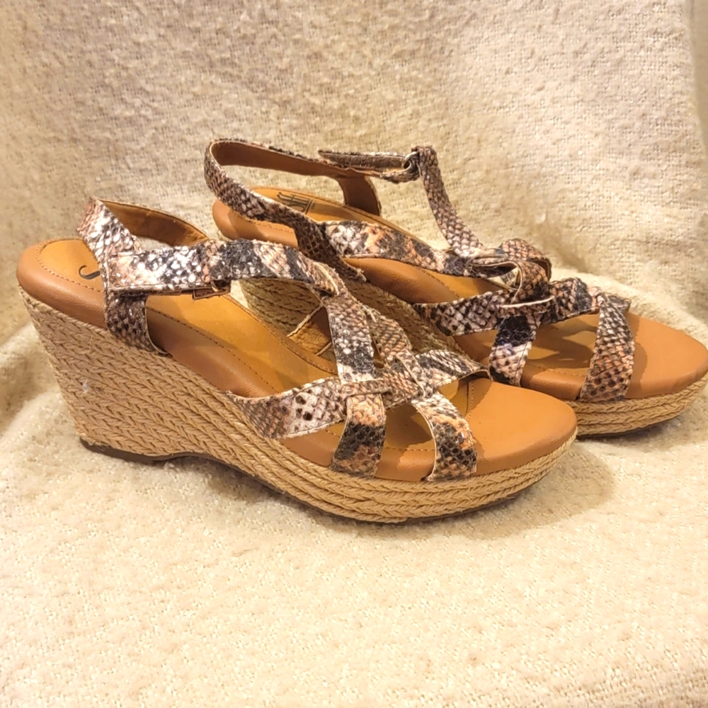 Neutral Strappy Snakeskin Söfft Wedge Sandals, Size 7